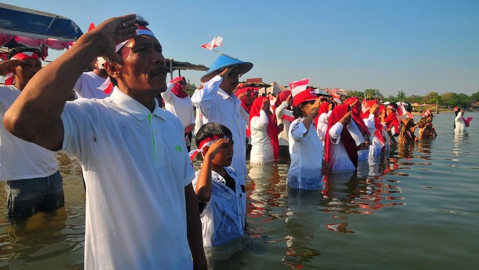 Momen Khidmat Upacara HUT ke-79 RI di Pantai Pelayaran Jepara Sejumlah peserta memberi hormat saat mengikuti upacara pengibaran bendera Merah Putih di Pantai Pelayaran, Desa Karangkebagusan, Jepara, Jawa Tengah, Sabtu (17/8/2024). Upacara yang diikuti puluhan peserta yang terdiri nelayan, pedagang, hingga pelajar tersebut untuk memperingati HUT ke-79 Kemerdekaan Republik Indonesia. ANTARA FOTO/Yusuf Nugroho/wpa.