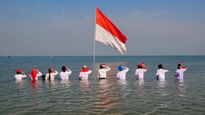 Momen Khidmat Upacara HUT ke-79 RI di Pantai Pelayaran Jepara