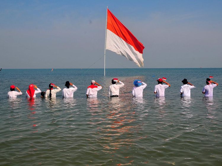 Momen Khidmat Upacara HUT ke-79 RI di Pantai Pelayaran Jepara