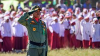 Pemimpin dan peserta upacara memberikan penghormatan saat bendera merah putih dikibarkan.
