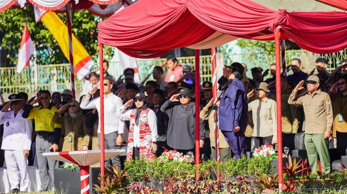 Momen Menteri LHK Pimpin Upacara HUT ke-79 RI di Rinjani Menteri Lingkungan Hidup dan Kehutanan RI Siti Nurbaya Bakar juga memimpin upacara HUT ke-79 RI di Taman Nasional Gunung Rinjani. Begini potretnya.