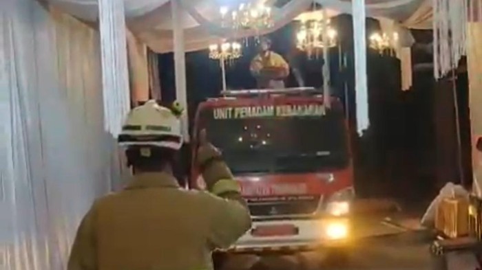 Momen Mobil Damkar Terobos Tenda Hajatan di Trenggalek