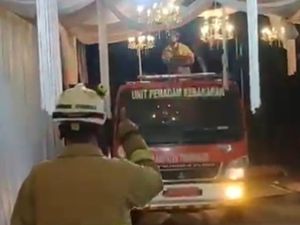 Momen Mobil Damkar Terobos Tenda Hajatan di Trenggalek