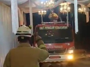 Momen Mobil Damkar Terobos Tenda Hajatan di Trenggalek
