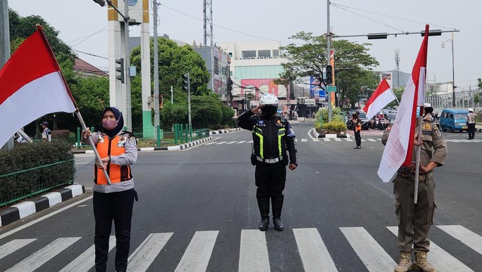 Momen saat pemotor di Depok berhenti dan beri hormat ke sang Merah Putih