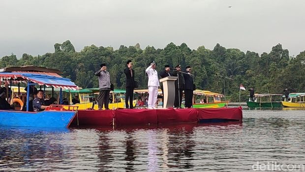 Momen upacara HUT RI di tengah danau Situ Lengkong Panjalu Ciamis