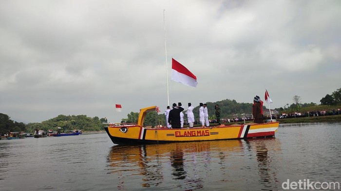 Momen upacara HUT RI di tengah danau Situ Lengkong Panjalu Ciamis