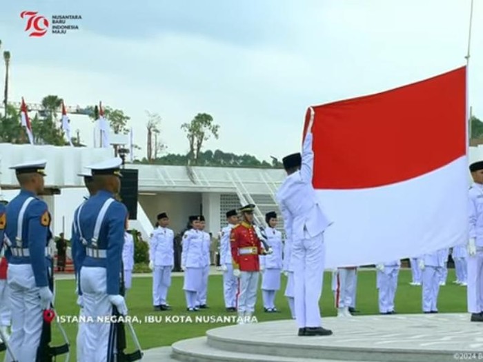 Momen upacara penurunan bendera merah putih saat upacara HUT ke-79 di IKN.
