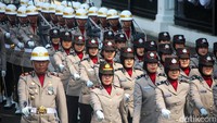 Tahun ini, upacara HUT ke-79 RI berlangsung di IKN dan Jakarta. Upacara di IKN dipimpin oleh Presiden Jokowi. Sementara Wapres Maruf Amin mengikuti upacara di Jakarta. 