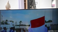 Upacara HUT ke-79 RI di IKN bisa dilihat lewat videotron Istana Merdeka. 