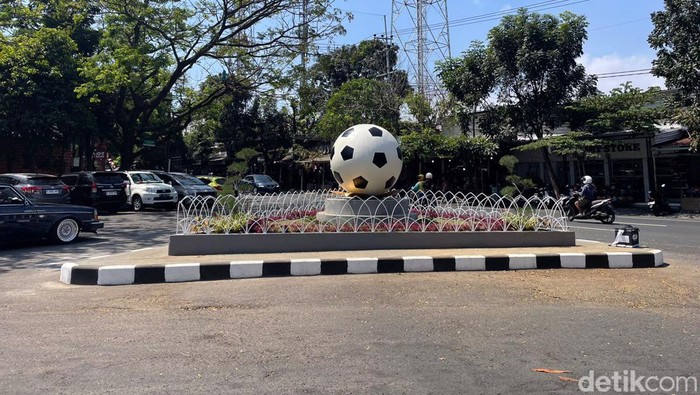 Monumen Bola di Simpang tiga jalan Gajah Mada Malang