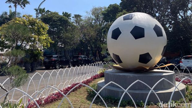 RTH baru: Monumen bola di simpang tiga Jalan Gajahmada Kota Malang
