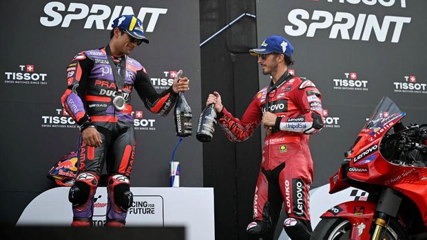 First placed Ducati Lenovo Team's Italian rider Francesco Bagnaia (R) and second placed Prima Pramac Racing's Spanish rider Jorge Martin celebrate on the podium after the Tissot Sprint Race of the Austrian MotoGP weekend at the Red Bull Ring racetrack in Spielberg, Austria on August 17, 2024.  (Photo by Jure Makovec / AFP)