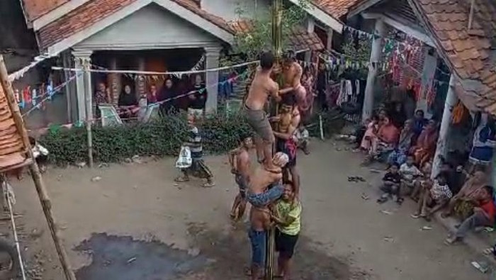 Mulyono (43) warga Dukuh Cukuning, Terlaya, Bantarkawung, Brebes ameninggal dunia setelah terjatuh saat lomba panjat pinang, Jumat (16/8/2024).