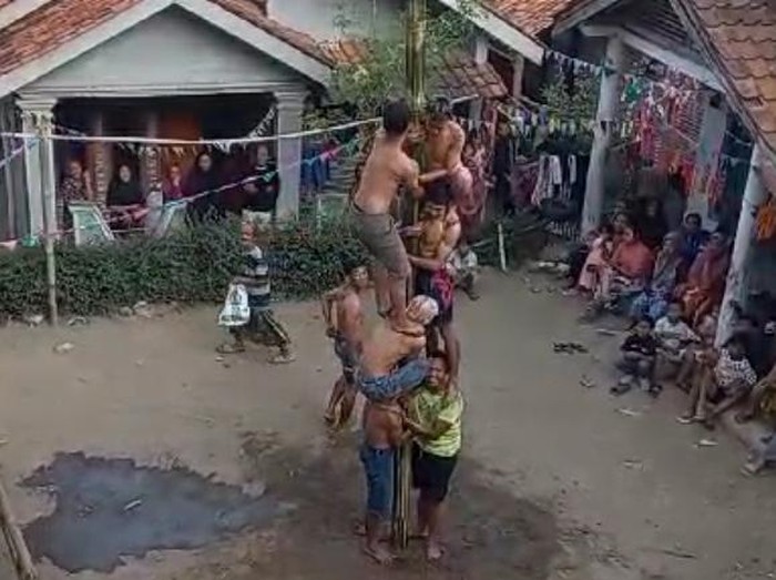 Mulyono (43) warga Dukuh Cukuning, Terlaya, Bantarkawung, Brebes ameninggal dunia setelah terjatuh saat lomba panjat pinang, Jumat (16/8/2024).