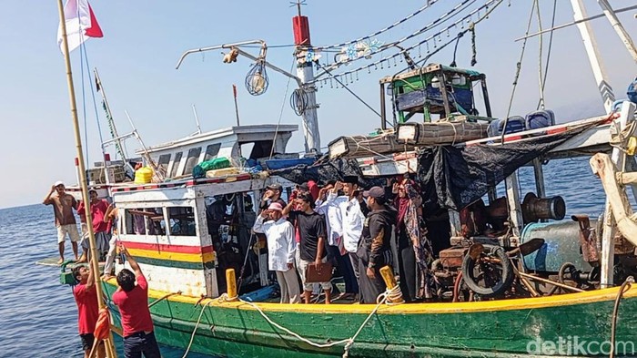 Nelayan dan Santri Ponpes di Besuki Situbondo Gelar Upacara Kemerdekaan di Tengah Laut