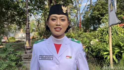 Ni Komang Femi Ginanti Sapitri, pembawa baki saat Upacara Hari Kemerdekaan ke-79 Republik Indonesia di Bali, Sabtu (17/8/2024). (Foto: Ida Bagus Putu Mahendra/detikBali)