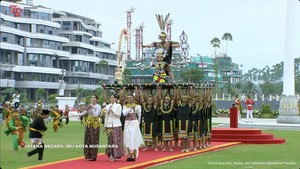 Penampilan mereka diiringi oleh tarian Natana Borneo yang memukau para tamu yang hadir di IKN. Foto: Courtesy of YouTube Sekretariat Presiden