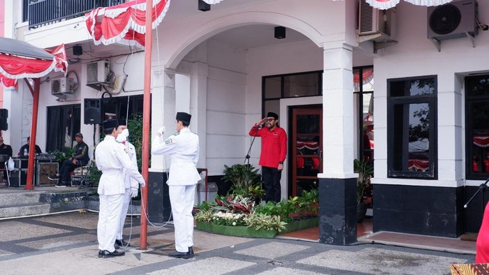 Ono Surono Ikut Upacara
