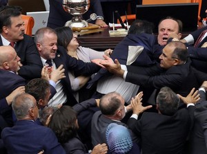 Baku Hantam di Parlemen Turki Usai Politisi Oposisi Dicopot