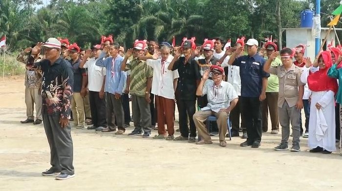 Para lansia di Desa Tanjung Asri, Kecamatan Sei Dadap, Kabupaten Asahan, Sumut melaksanakan upacara bendera HUT RI ke-79. (dok. Istimewa)