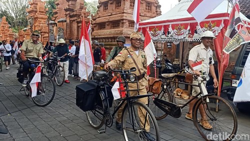 Para pecinta sepeda tua di Denpasar saat merayakan HUT RI, Sabtu (17/8/2024).