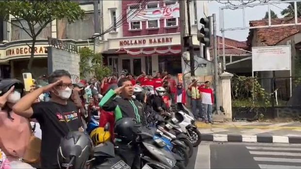 Para pemotor di Depok beri hormat peringati Kemerdekaan RI