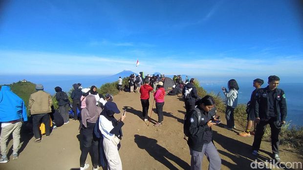 Para pendaki saat menikmati di puncak alap-alap Gunung Andong di Kabupaten Magelang, Sabtu (17/8/2024).