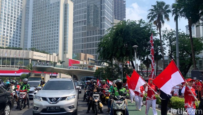 Para pengendara yang melintas di kawasan Bundaran HI, Jakarta Pusat, ikut memperingati HUT ke-79 RI. (Mulia/detikcom)
