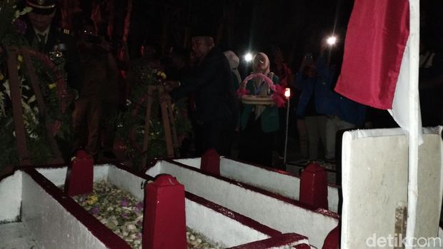 Para perangkat pemerintah melakukan ziarah ke makam pahlawan di Desa Bandar Khalifah, Percut Seituan, Deli Serdang, Sumut. (Kartika Sari/detikSumut)