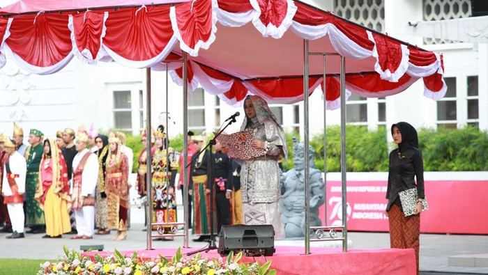 Parade busana adat di Banyuwangi
