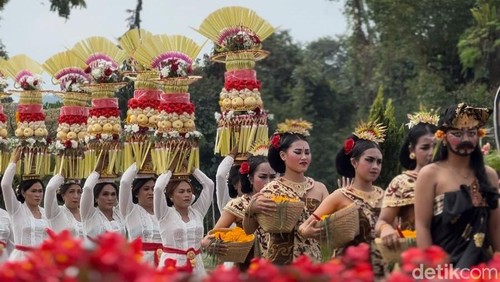 Parade Gebogan dan Baleganjur di Tabanan, Bali, Sabtu (17/8/2024).