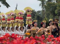 Rayakan HUT Kemerdekaan RI dengan Parade Gebogan dan Baleganjur di Bali