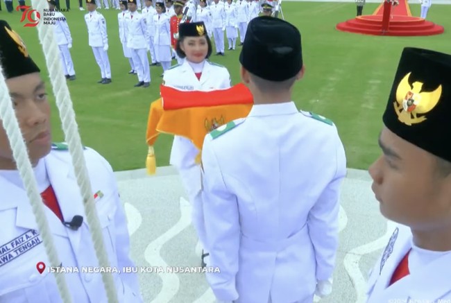 Dalam upacara bendera, para anggota Paskibraka mengenakan seragam putih. Anggota putra mengenakan peci. Peci juga dikenakan anggota Paskibraka putri yang tidak mengenakan hijab, dengan rambut seleher. Foto: (Tangkapan layar YouTube Sekretariat Presiden)