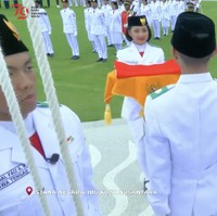 Dalam upacara bendera, para anggota Paskibraka mengenakan seragam putih. Anggota putra mengenakan peci. Peci juga dikenakan anggota Paskibraka putri yang tidak mengenakan hijab, dengan rambut seleher. Foto: (Tangkapan layar YouTube Sekretariat Presiden)
