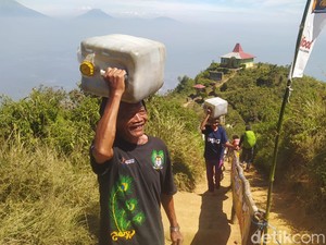 Kisah Mbah Air, Tiap Hari Gendong Jeriken ke Gunung Andong demi Rp 25 Ribu