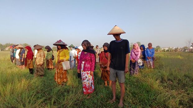 Pemuda Pasuruan Upacara 17 Agustus di Sawah