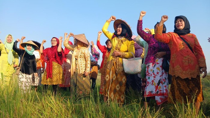 Pemuda Pasuruan Upacara 17 Agustus di Sawah