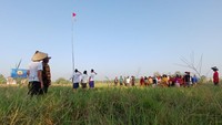 Mereka mengenakan kostum petani. Setengah jam kemudian upacara dimulai.