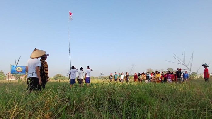 Pemuda Pasuruan Upacara 17 Agustus di Sawah