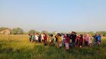 Pemuda Pasuruan Upacara 17 Agustus di Tengah Sawah