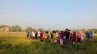 Upacara diawali pemimpin upacara memasuki lapangan, disusul pembina upacara tiba di tempat.