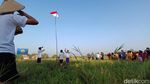 Pemuda Pasuruan Upacara 17 Agustus di Tengah Sawah