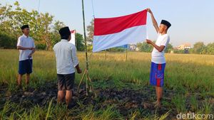 Pemuda Pasuruan Upacara 17 Agustus di Tengah Sawah
