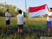Pemuda Pasuruan Upacara 17 Agustus di Tengah Sawah