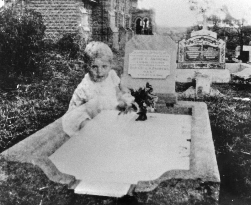 Tahukah detikers, di masa lalu, ada beberapa foto yang menampilkan penampakan sosok yang diduga hantu dan belum terjelaskan. Berikut daftarnya.