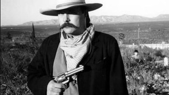 Awalnya orang yang mengambil gambar ini tidak sadar, ada seseorang yang menggunakan topi di belakang temannya yang bernama Ike Canton. Hingga akhirnya Canton sadar bahwa orang di belakangnya memegang pisau, dengan ujungnya tepat di atas kerah. Foto: (Pocket Lin).