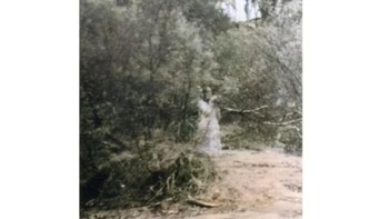 Tidak ada yang tahu siapa sosok yang diduga seorang wanita di foto ini. Lokasi fotonya di Alice Springs, Australia tahun 1959. Beberapa orang mengira itu hanya kasus kamera error, sementara yang lain mengira itu mungkin roh yang mengawasi. Foto: (Pocket Lin).