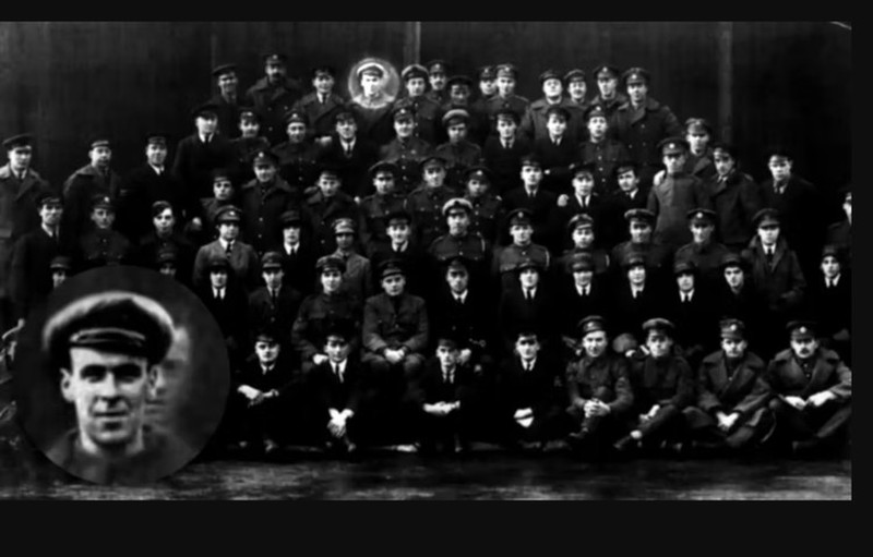 Tahukah detikers, di masa lalu, ada beberapa foto yang menampilkan penampakan sosok yang diduga hantu dan belum terjelaskan. Berikut daftarnya.