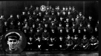 Gambar ini diambil oleh Sir Victor Goddard, dari skuadronnya pada tahun 1919. Gambar hantu di belakang pelaut keempat dari kiri, di atas, diyakini sebagai Freddy Jackson. Jackson meninggal beberapa hari sebelum foto diambil karena terjebak baling-baling yang bergerak. Foto: (Pocket Lin).